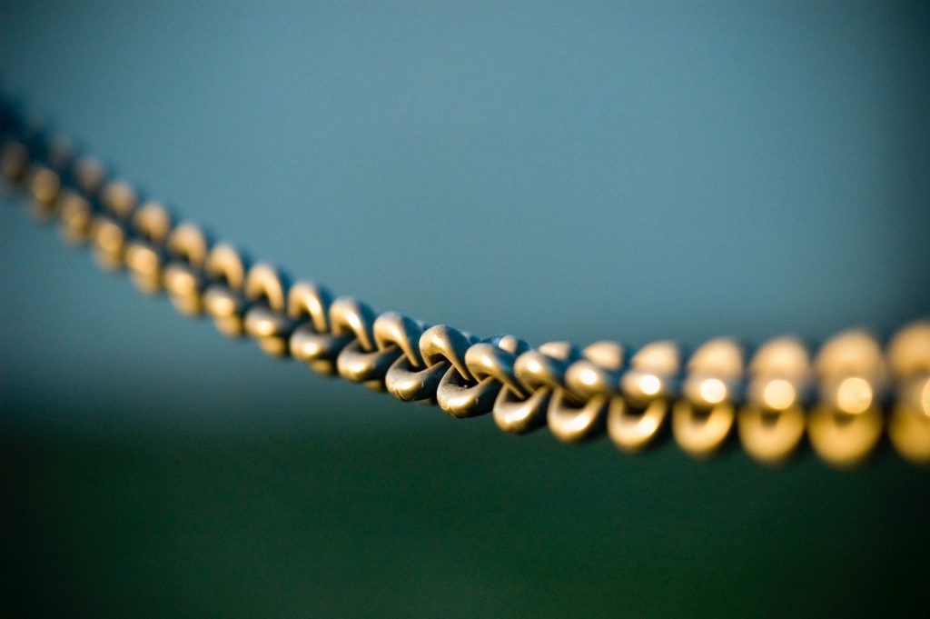 shallow depth focus of a thick chain